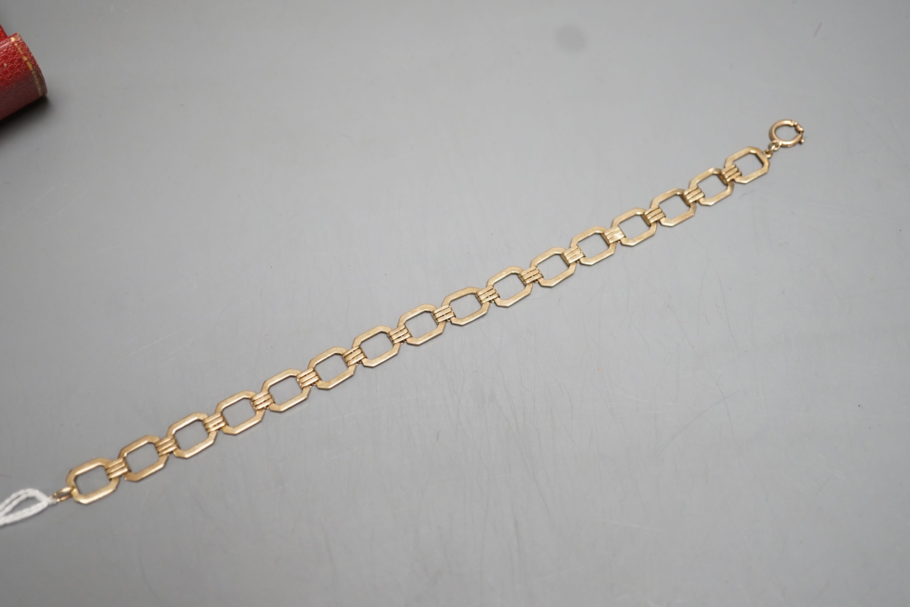 A 9ct octagonal link bracelet, 19cm, 6.9 grams.